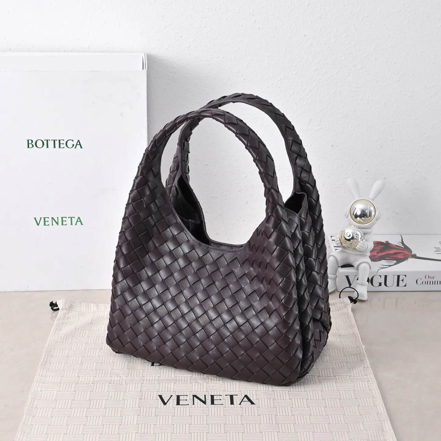 Batch 2160 new products are coming! BOTTEGA VENETA Bottega Veneta's 2025 new Campana shoulder bag is on the market~ First of all, I would like to praise the weight of this bag. As a not too small bag, it is very light for daily use. For people like me who need to carry a lot of belongings when going out, this advantage is great, and it greatly reduces the burden of traveling. 🛍️The shape is a bit like a combination of parachute and jodie. The blunt triangle shape is cute and honest. Carrying it on your back when going shopping is a good mood accelerator. The handles and body of the bag are both classic weaves. A tie is added to the original open design. If it is not tied up, the bag will look like a small vegetable basket when carried. Style number: 4249 Size: 33*20*16.5cm